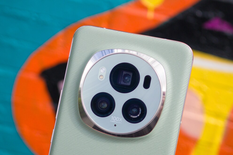 Der Kamerabuckel fällt optisch auf, lässt das Magic6 Pro aber im Liegen nicht wackeln.