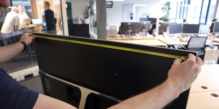 Zieh von deinen Abmessungen ruhig ein oder zwei Zentimeter ab, damit nichts drüber schaut