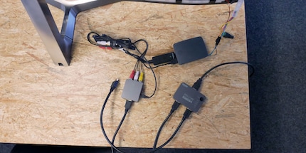 Von der Signalquelle zum HDMI-Splitter, vom Splitter in den AV-Converter, vom Converter in den USB-Grabber, und von da aus in den RasPi.