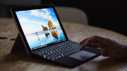 Except for the given resolution, there is nothing to criticise about the display. According to Microsoft, the colours are pre-calibrated at the factory.
