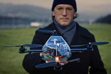 A Spaxels drone, here without the protective grille. In the background Spaxels Business Manager Chris Bruckmayr.