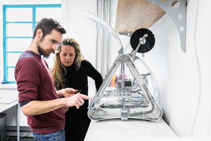 Julia und Guillaume Clement (Forschungs- & Entwicklungsingenieur bei Haratech) beim 3D-Drucken. Bild: Florian Voggeneder 2019
