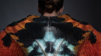 Die 3D-gedruckte Setae-Jacke ist inspiriert von der Geometrie und Einzigartigkeit des Regenbogenfalters. Das Modell ist Teil ihrer Kollektion «Chro-Morpho» mit Stratasys. Bild: Ger Ger 2019