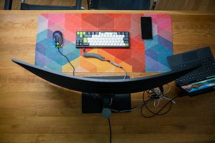 Die Krümmung in Kombination mit dem 21:9-Format sind optimal für Büroarbeiten.