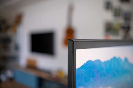 Der Monitor hat ein beinahe randloses Design.