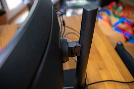 Dank dem Standfuss lässt sich der Monitor schwenken, neigen und in der Höhe verstellen.