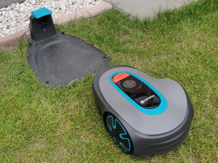 The guide cable allows the robot to find its own way back to the charging station.