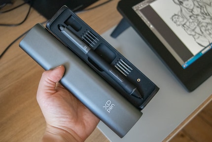 Zum Stift bekommst du eine Menge auswechselbarer Spitzen in zwei Sorten und eine schmucke Hülle.