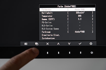 Grafikmonitore haben meist Bildmodi für Standardfarbräume. Sie sind ab Werk kalibriert. Du solltest sie aber alle paar Monate neu kalibrieren, denn mit der Zeit entstehen Abweichungen.