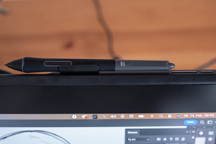 It also comes with a practical holder for attaching the pen to the tablet.