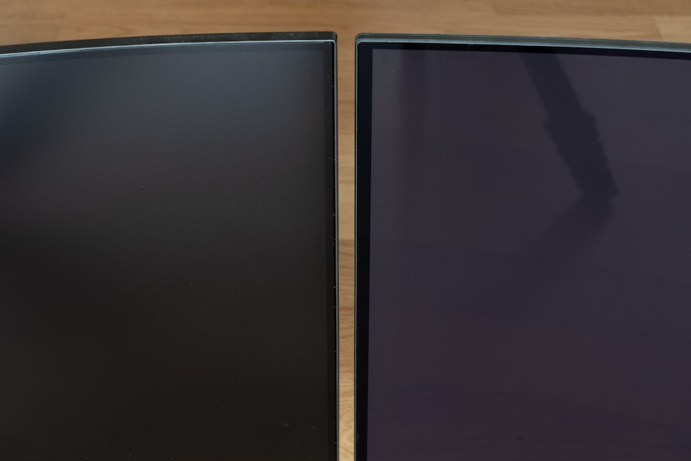 Der AW3225QF (rechts) wirkt bei heller Umgebung weniger schwarz als ein WOLED-Panel (links).
