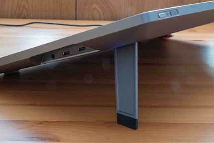 Zwei USB-C-Anschlüsse für Strom und Geräte an der Seite und oben Touch-Schieberegler und Einschaltknopf.