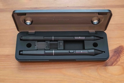 Zwei Stifte inklusive Ersatzspitzen mit Case sind im Lieferumfang.