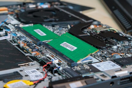 Latch to the side and the RAM flips up.