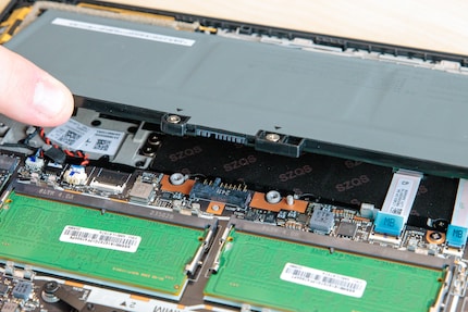 The battery has a convenient plug-in connection.