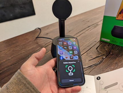 iPhone einfach an den Standfuss halten und schon startet die Verbindung.