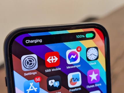Das iPhone wird natürlich auch gleich über MagSafe geladen.