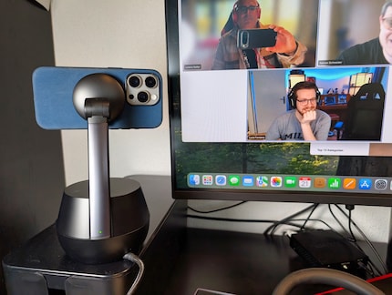 Ich habe das iPhone auf dem Belkin-Ständer unter anderem als Webcam für Videocalls genutzt – hier mit der Hauptkamera.